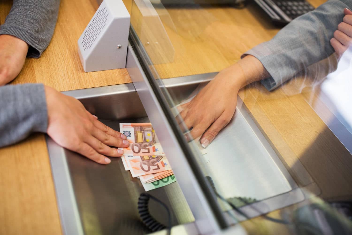 Dépôts d'espèce en banque pour les professionnels : comment ça